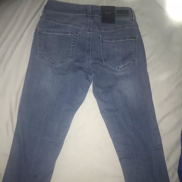 Mid rise Fashion Nova ripped jeans. - Picture 2 of 2